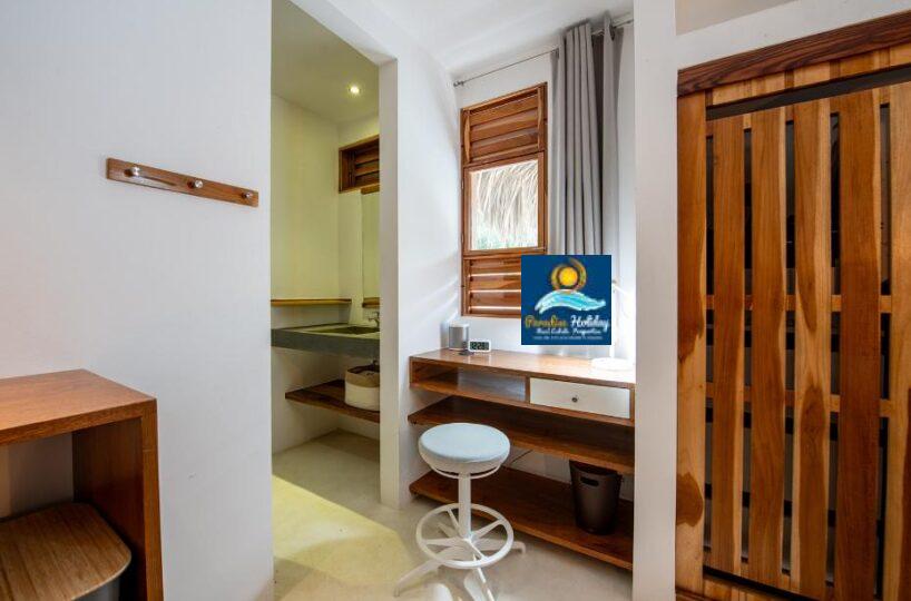 Estudio con mobiliario de madera en Las Terrenas.