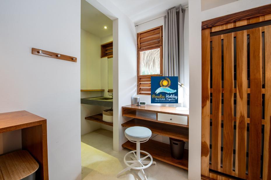 Estudio con mobiliario de madera en Las Terrenas.