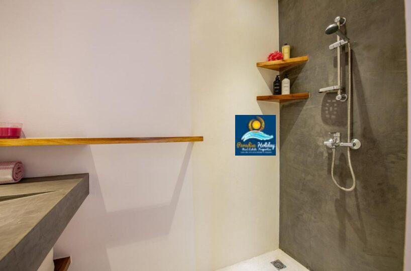 Baño moderno con ducha en Las Terrenas, estilo minimalista y acogedor.