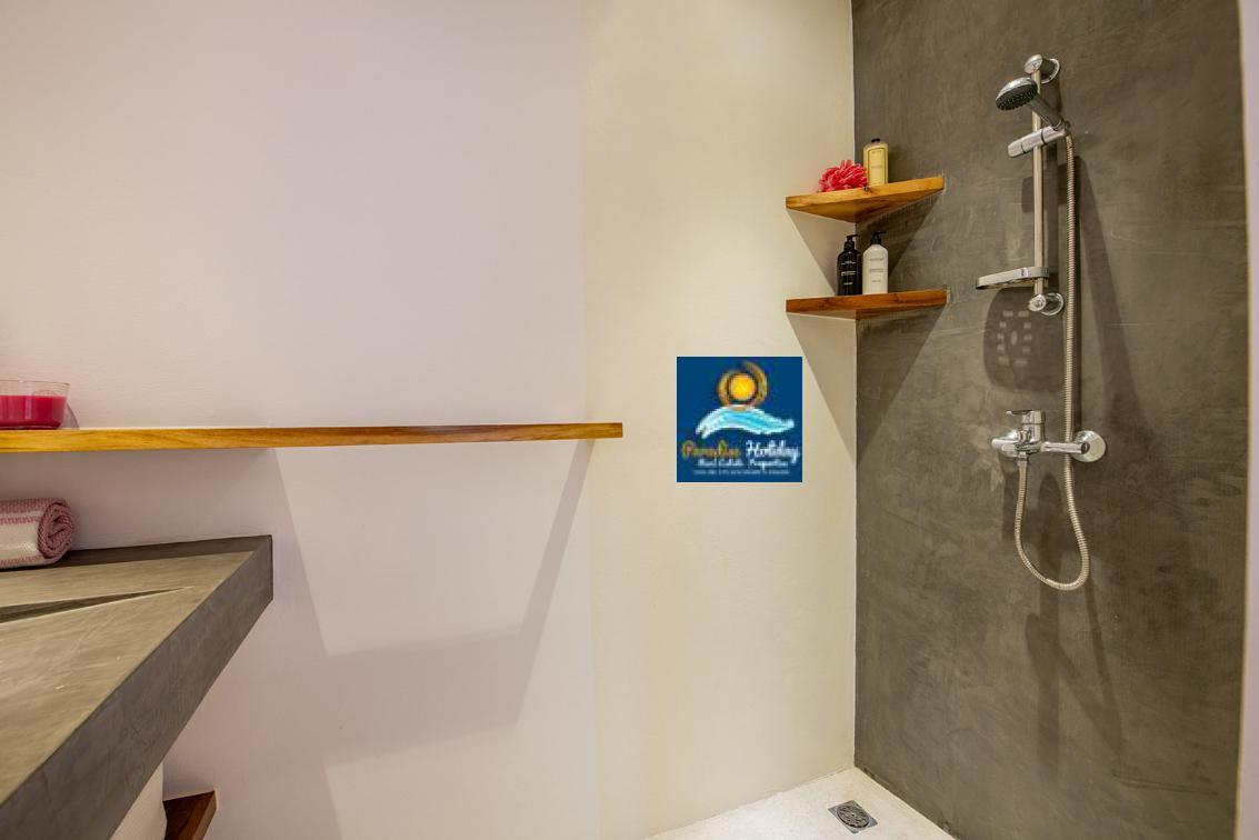 Baño moderno con ducha en Las Terrenas, estilo minimalista y acogedor.