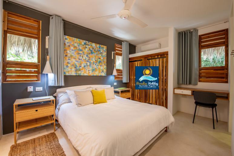 Cómoda habitación con estilo modernista y detalles naturales.