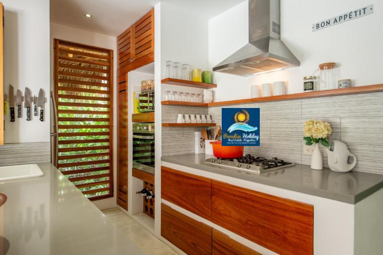 Cocina moderna y acogedora en Las Terrenas, perfecta para alquilar o comprar.