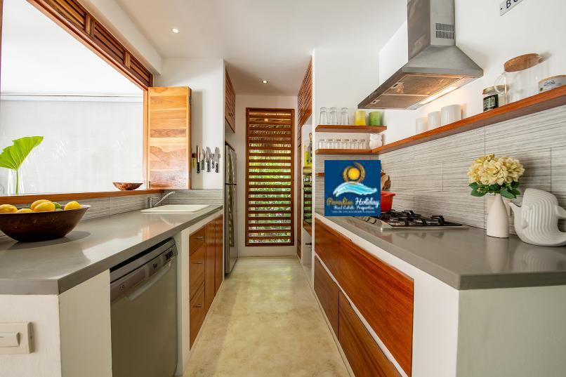 Cocina luminosa y moderna con electrodomésticos en Las Terrenas, perfecta para vacaciones en República Dominicana.