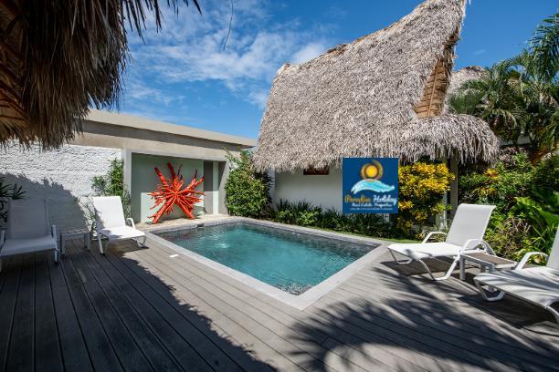 Piscina privada con cabaña y áreas de descanso en Las Terrenas, República Dominicana.
