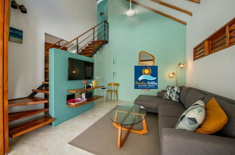 Amplio salón con decoración moderna, TV y zona de estar acogedora. Ideal para relajarse en Las Terrenas, República Dominicana.