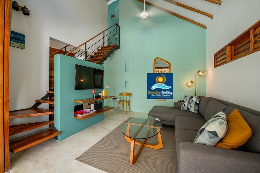 Amplio salón con decoración moderna, TV y zona de estar acogedora. Ideal para relajarse en Las Terrenas, República Dominicana.