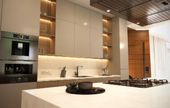 Cocina moderna en El Portillo, Las Terrenas, con electrodomésticos integrados y diseño elegante.