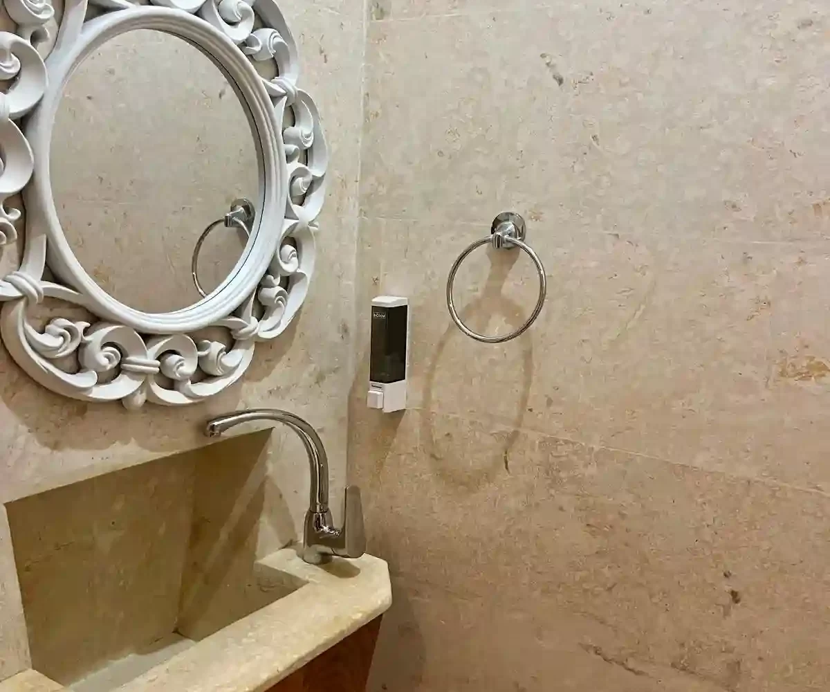 Baño moderno del apartamento en Aligio Las Terrenas con ducha, lavabo y detalles elegantes