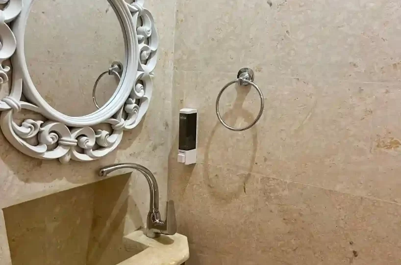 Baño moderno del apartamento en Aligio Las Terrenas con ducha, lavabo y detalles elegantes