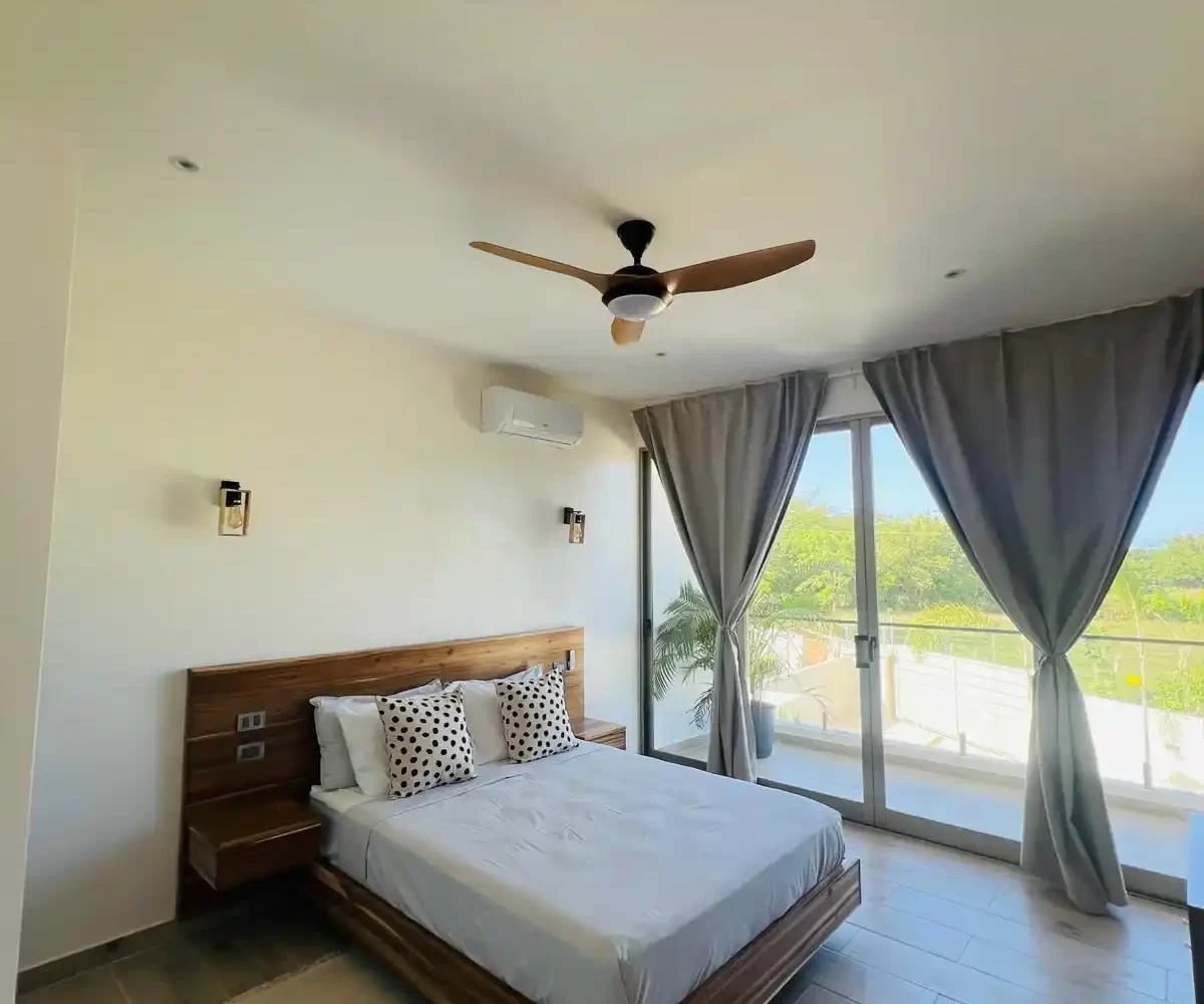 gran habitación con balcón y vista al área verde en villa Las Terrenas