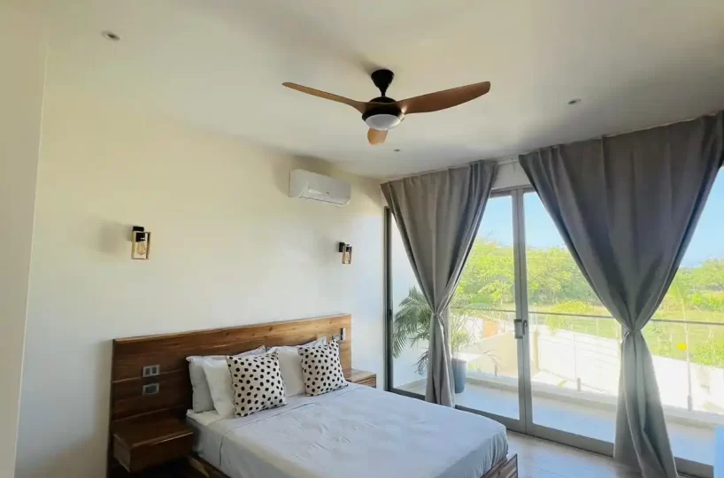 gran habitación con balcón y vista al área verde en villa Las Terrenas