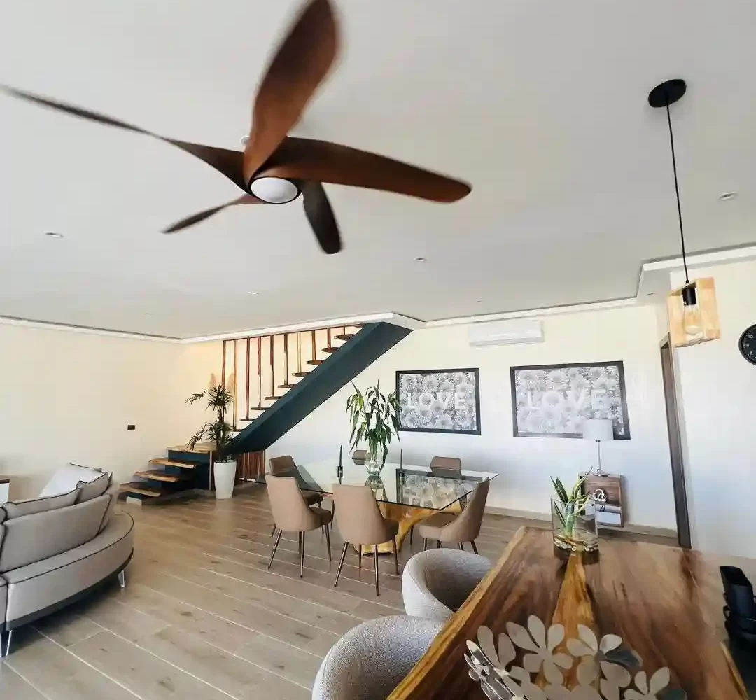 sala de estar con escalera al segundo piso villa en las terrenas