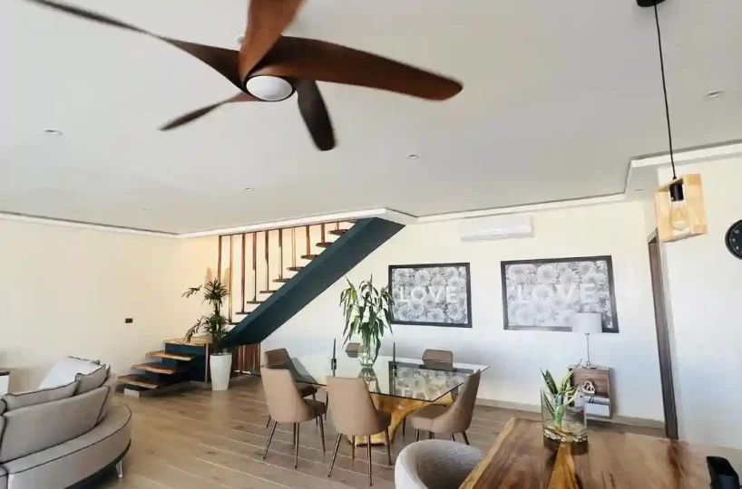 sala de estar con escalera al segundo piso villa en las terrenas