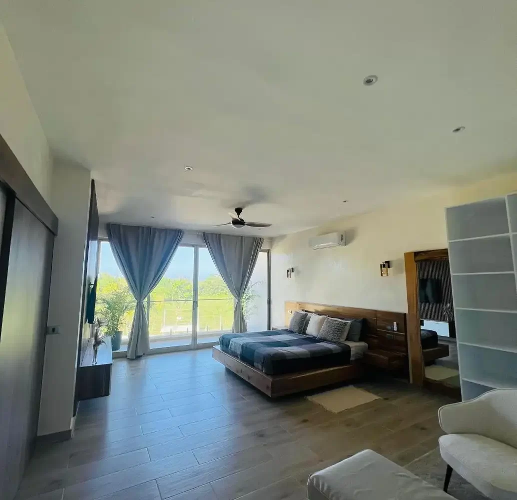 gran habitación con balcón y vista al área verde en villa Las Terrenas