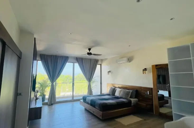 gran habitación con balcón y vista al área verde en villa Las Terrenas