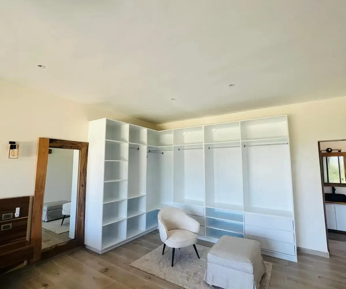 clóset y espejo en habitación de villa en Las Terrenas