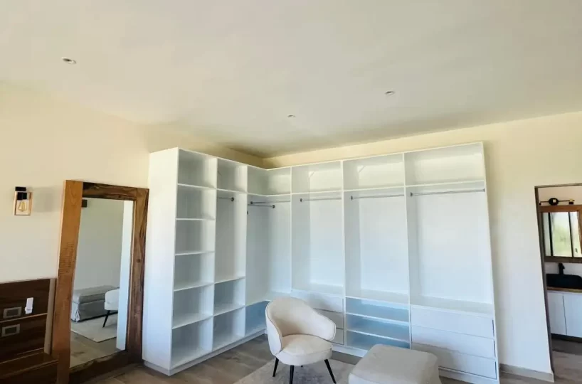 clóset y espejo en habitación de villa en Las Terrenas