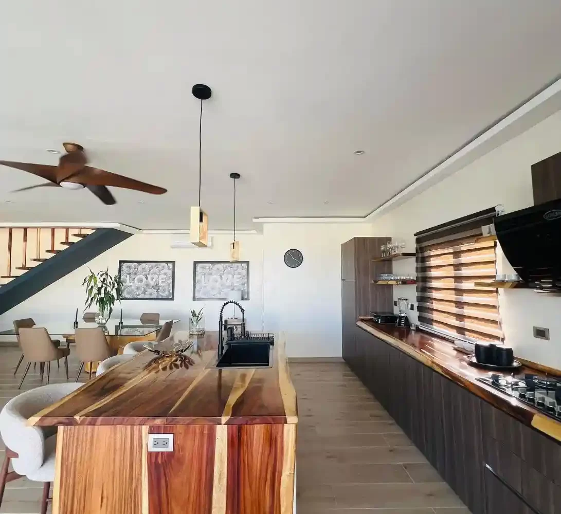 barra tipo bar entre cocina y sala villa en las terrenas