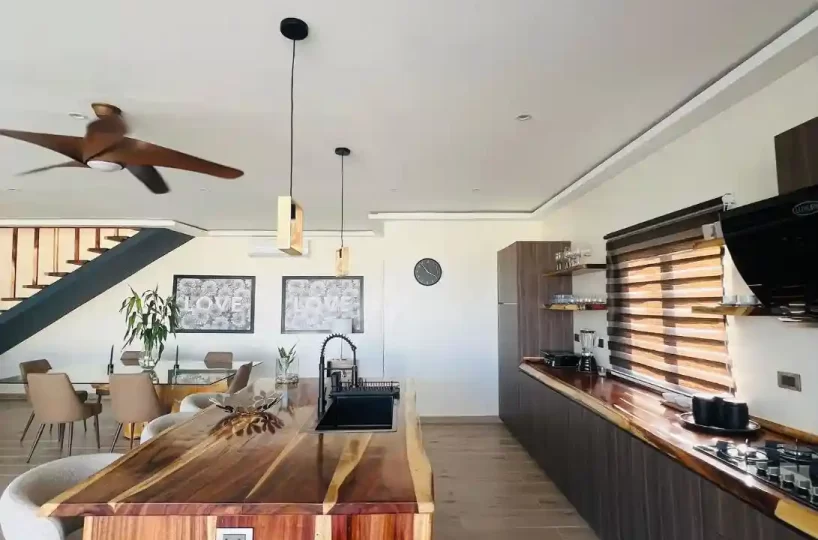 barra tipo bar entre cocina y sala villa en las terrenas