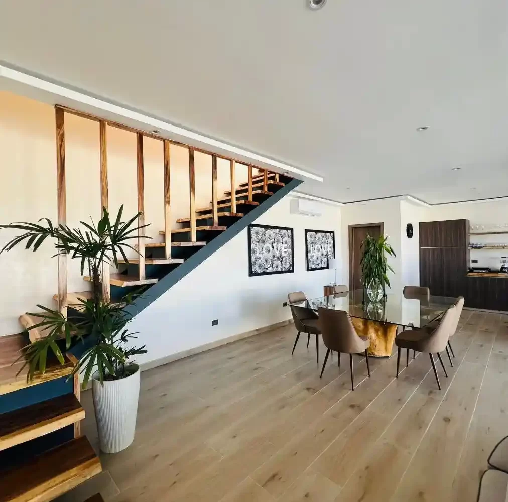 sala de estar con escalera interior villa en las terrenas