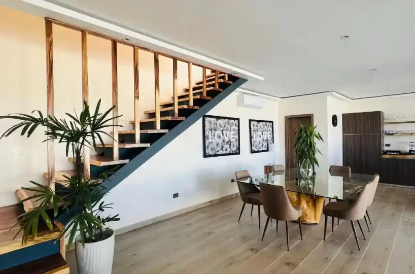 sala de estar con escalera interior villa en las terrenas