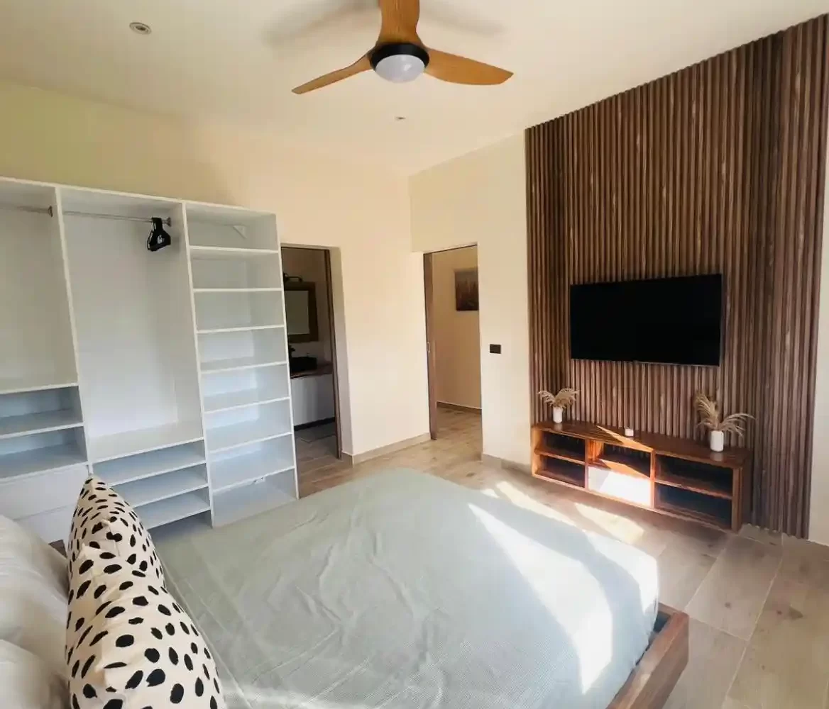 habitación con cama y closet en villa Las Terrenas