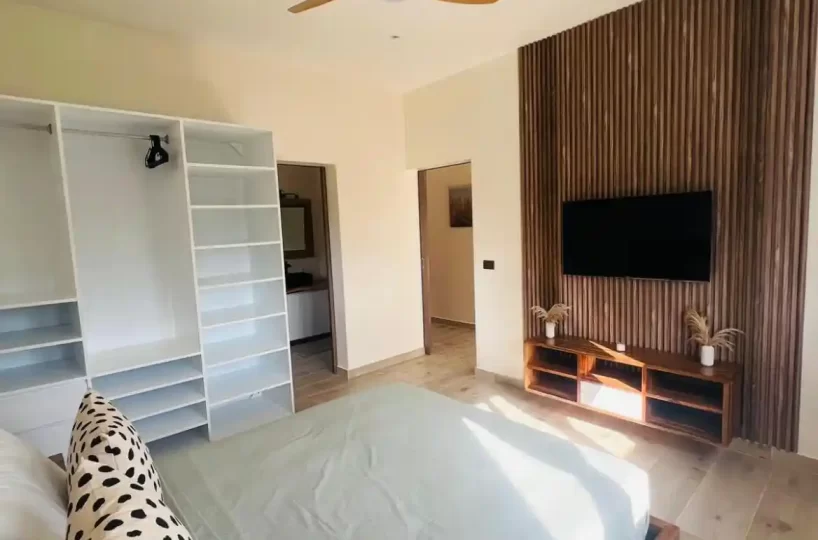 habitación con cama y closet en villa Las Terrenas