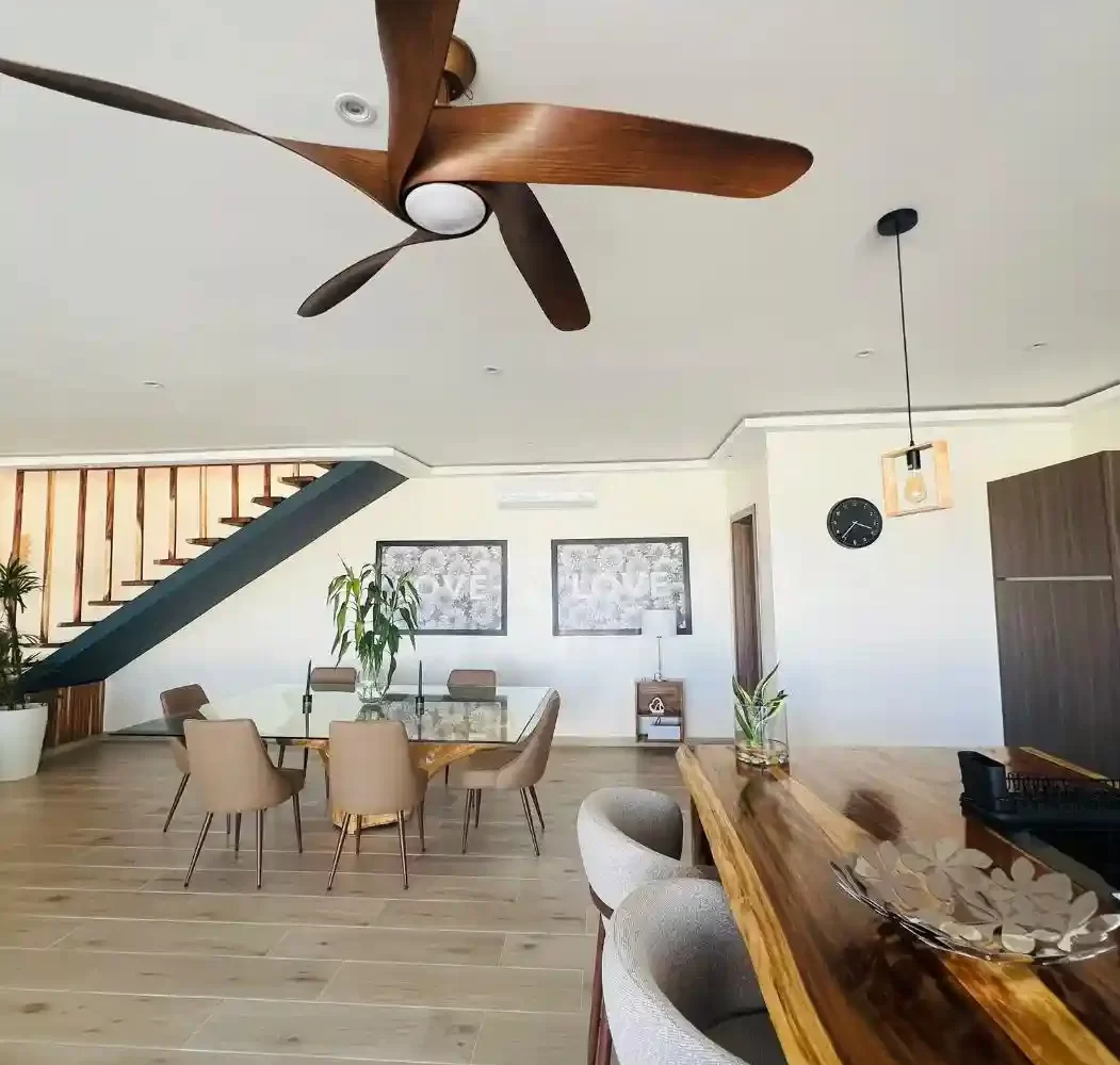 sala de estar con escalera interior villa en las terrenas