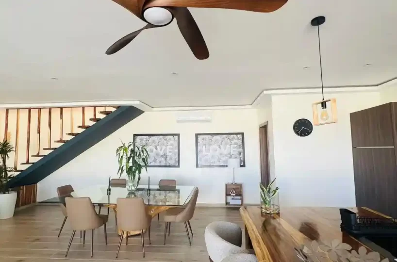 sala de estar con escalera interior villa en las terrenas