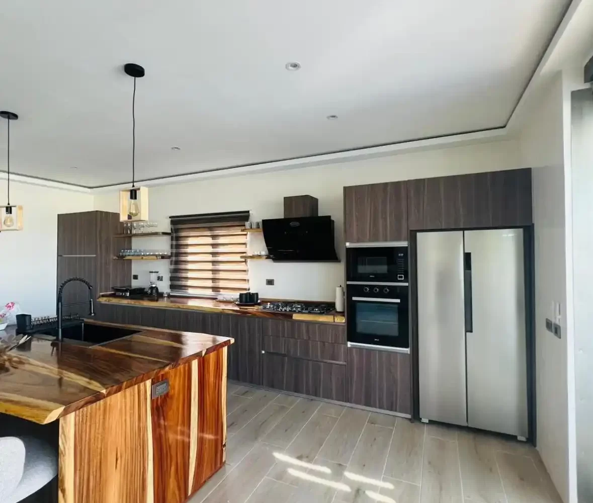 cocina moderna con barra tipo bar villa en las terrenas