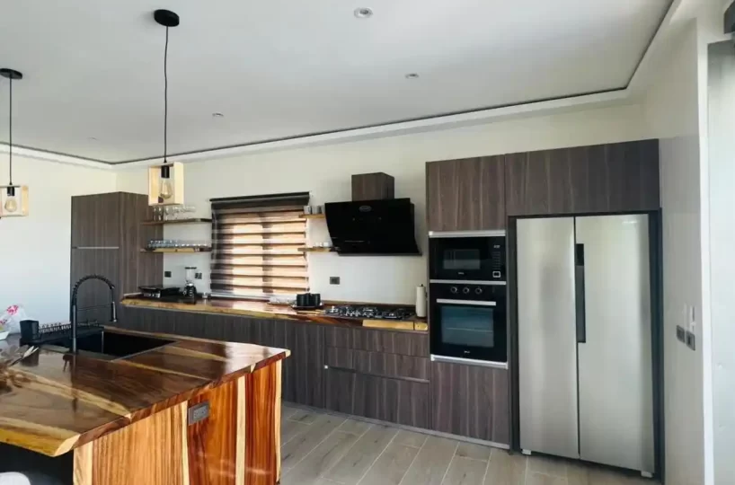 cocina moderna con barra tipo bar villa en las terrenas