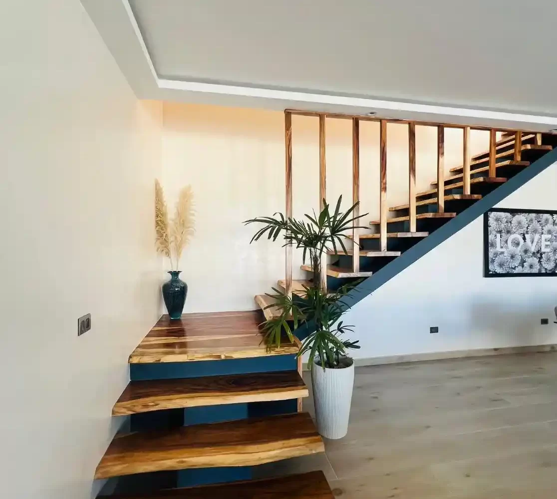 escalera interior villa en las terrenas