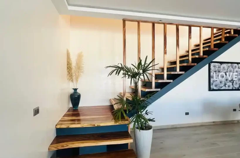escalera interior villa en las terrenas