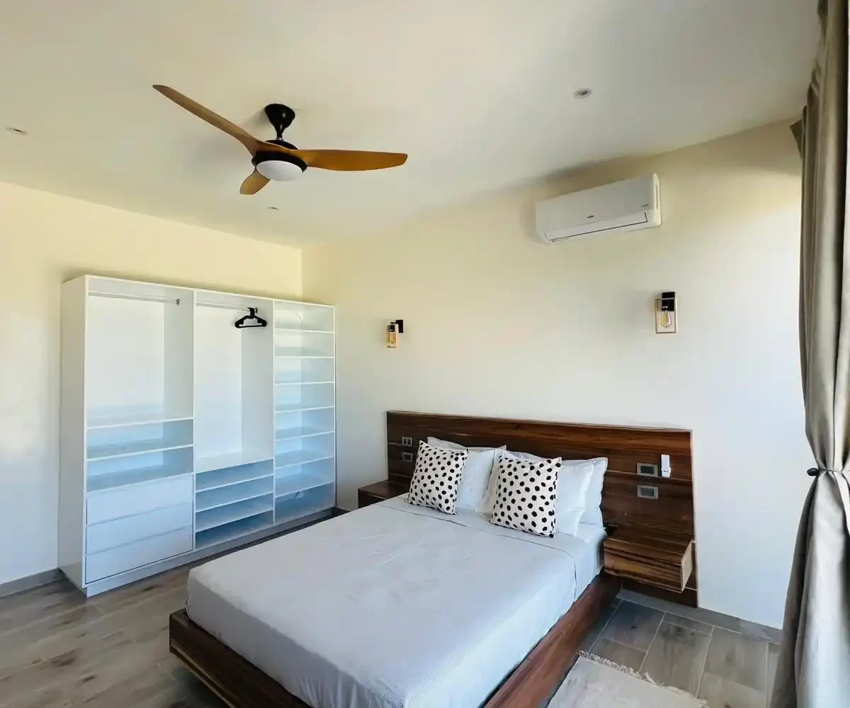 habitación con cama y closet en villa Las Terrenas