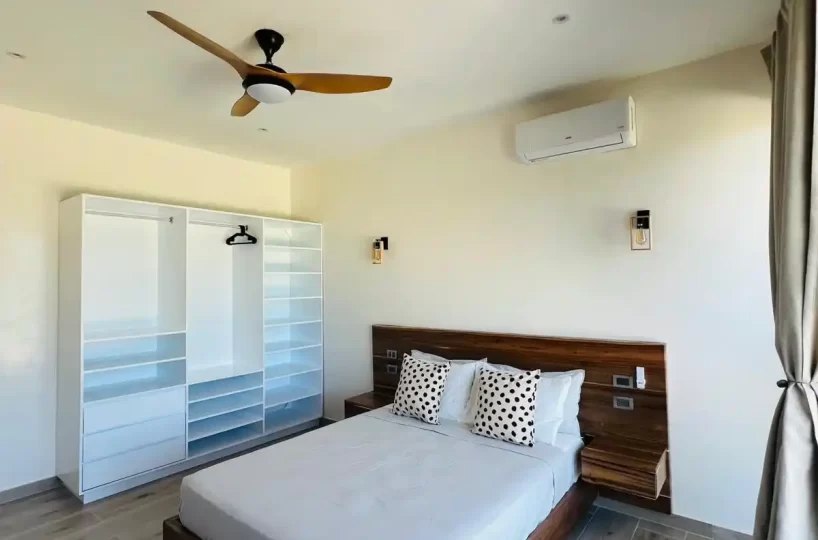 habitación con cama y closet en villa Las Terrenas