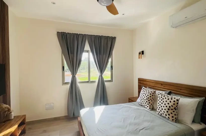 habitación con cama y closet en villa Las Terrenas