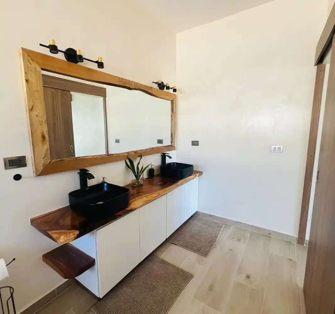 Ducha y espejo moderno en el baño de la villa en Las Terrenas