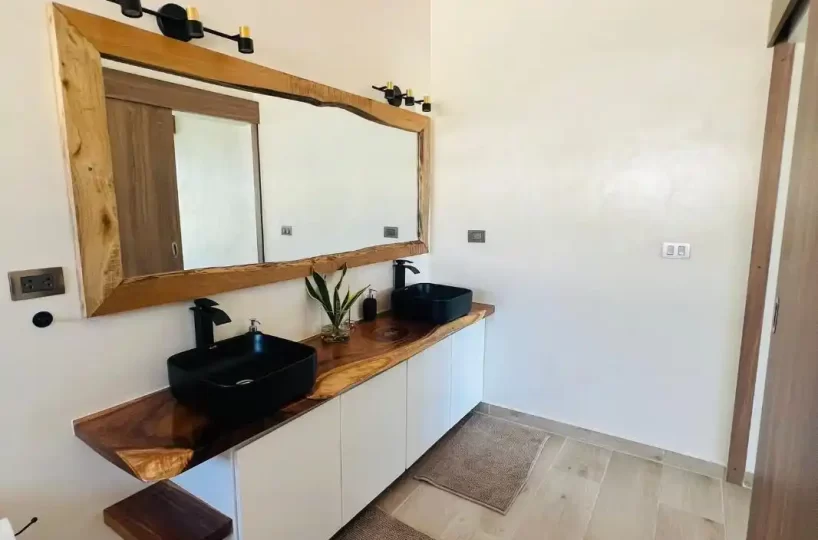 Ducha y espejo moderno en el baño de la villa en Las Terrenas