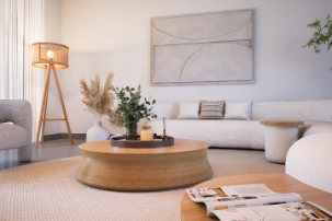 Interiores modernos en El Portillo, Las Terrenas, con mobiliario elegante y decoración minimalista.