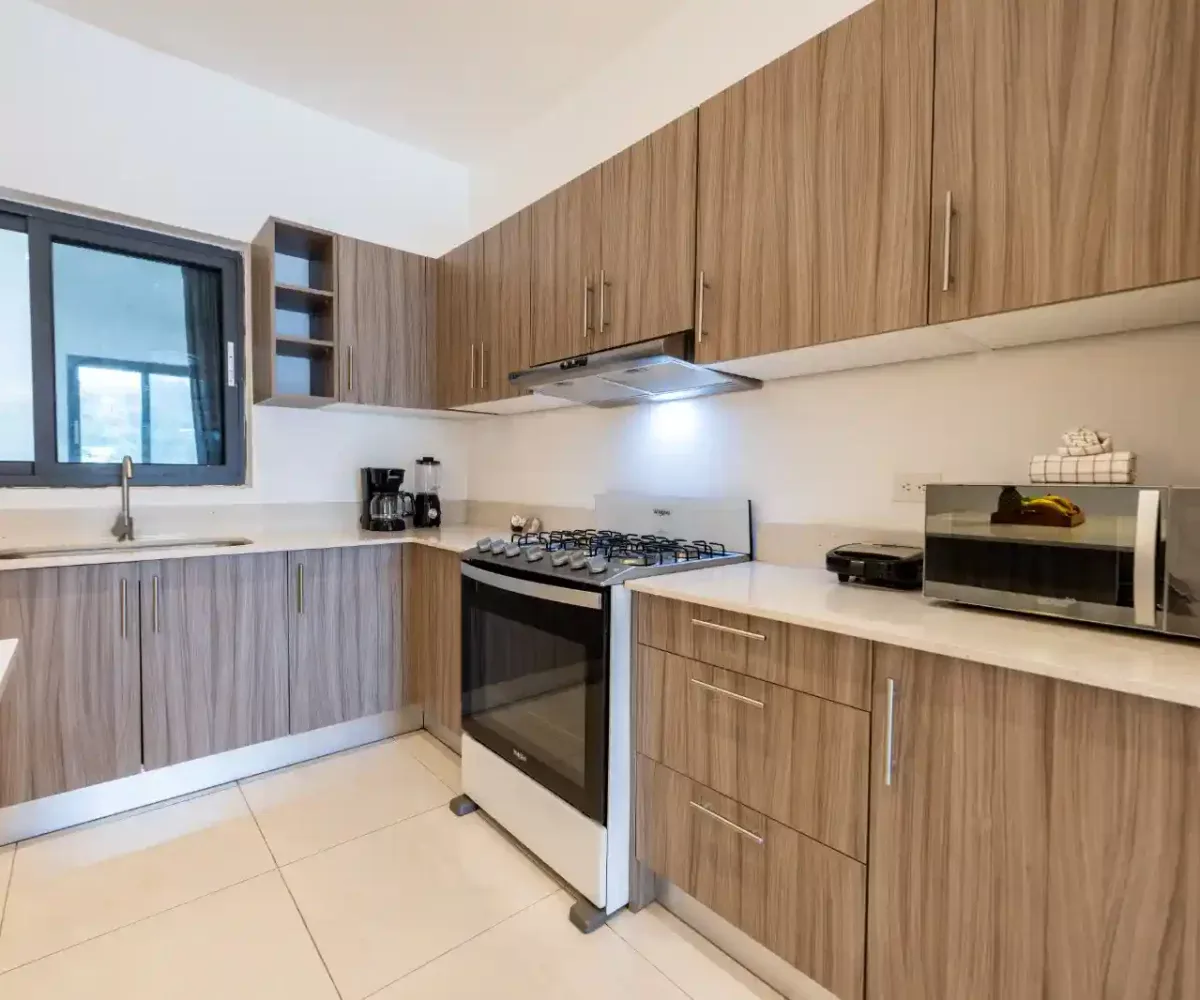 Cocina moderna en apartamento cerca de la playa en Las Terrenas, República Dominicana.