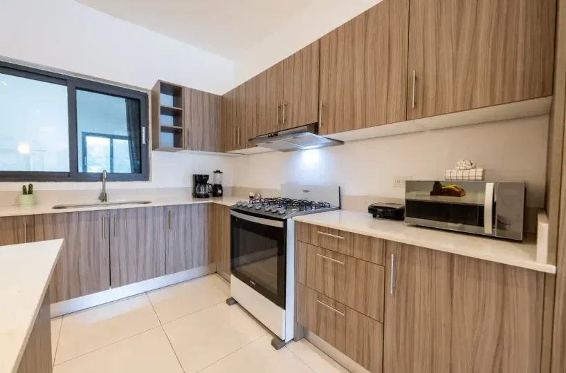 Cocina moderna en apartamento cerca de la playa en Las Terrenas, República Dominicana.