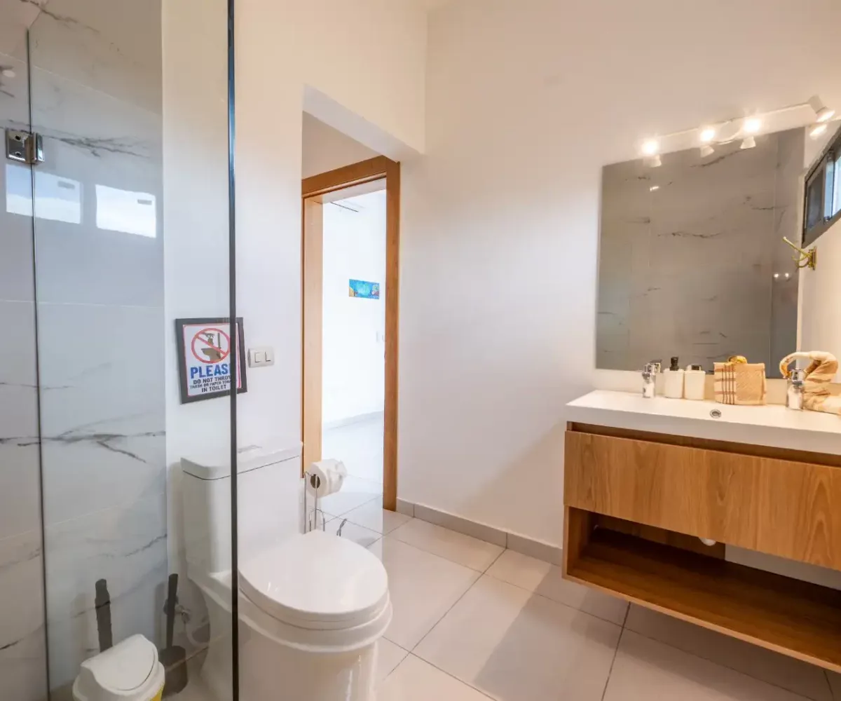 Casa moderna en Las Terrenas con baño elegante y amplio.