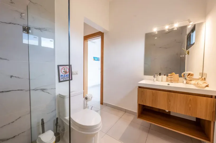 Casa moderna en Las Terrenas con baño elegante y amplio.