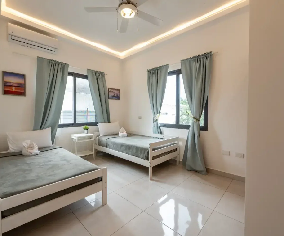 Habitación moderna con dos camas y vista panorámica al mar en Las Terrenas. Ideal para vacaciones ce.