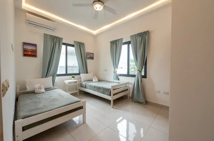 Habitación moderna con dos camas y vista panorámica al mar en Las Terrenas. Ideal para vacaciones ce.