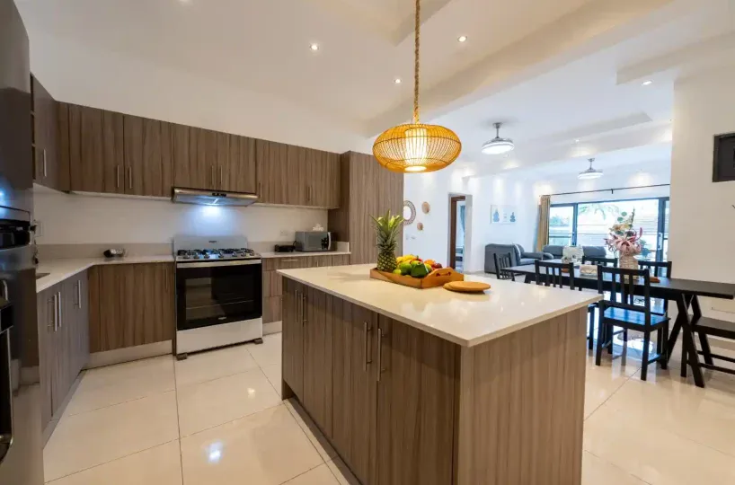 Cocina moderna y espaciosa en Las Terrenas, con isla central y electrodomésticos de alta calidad.