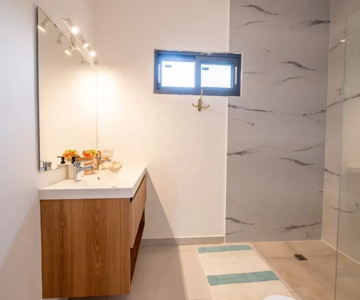Casa moderna en Las Terrenas con baño elegante y amplio.