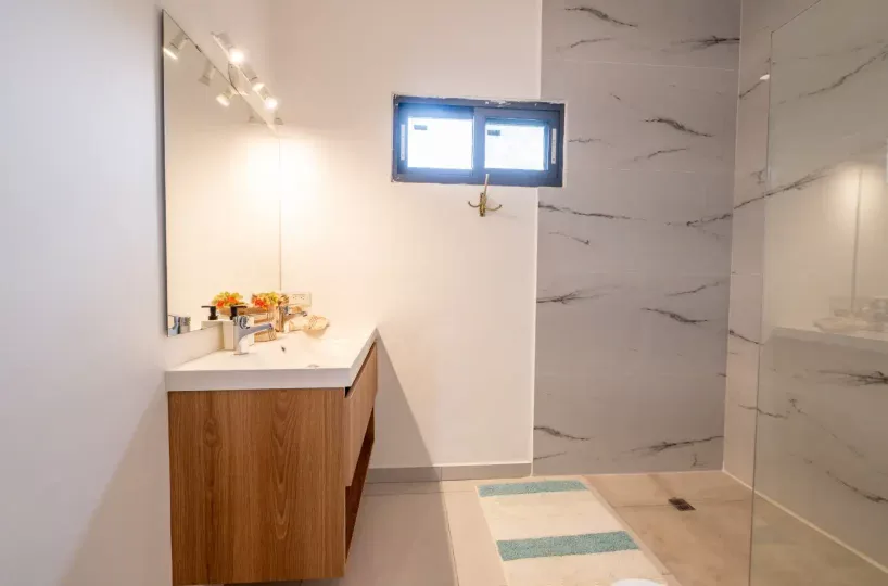Casa moderna en Las Terrenas con baño elegante y amplio.
