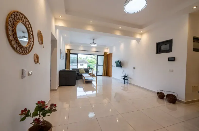 Amplia sala en Las Terrenas con vista al balcón y decoración moderna.