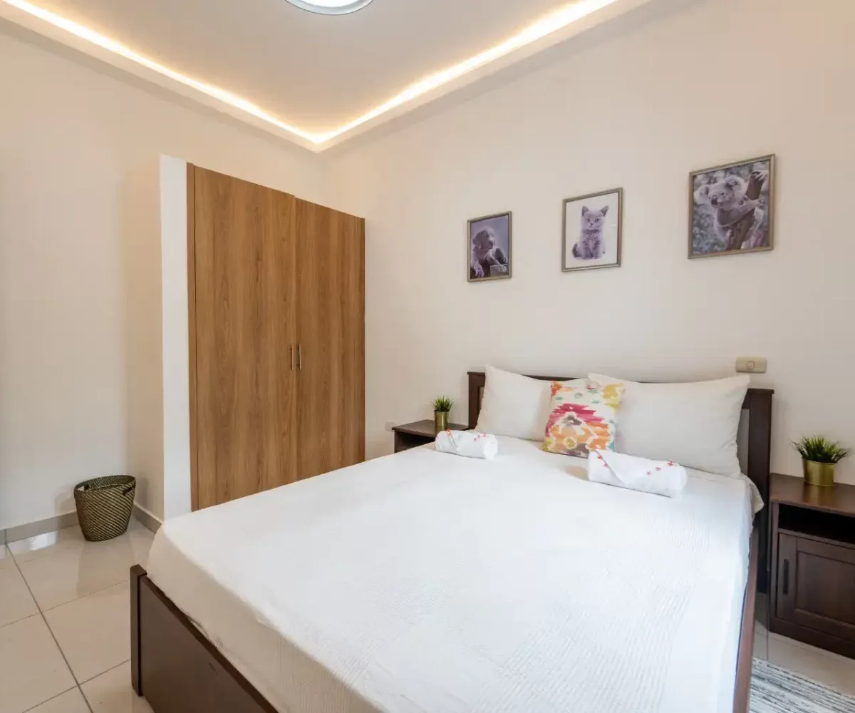 Amplia habitación moderna en Las Terrenas, cerca de la playa, con decoración elegante y ambiente cóm.